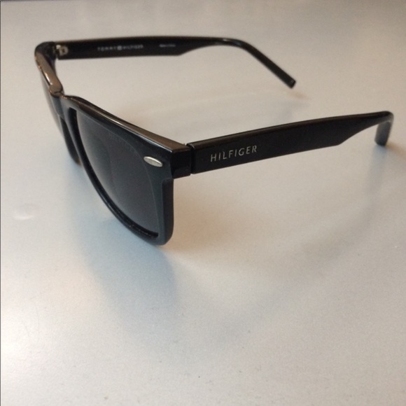 Tommy Hilfiger Wayfarers - Picture 3 of 3